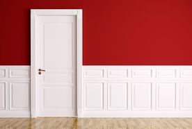 Puerta y pared roja